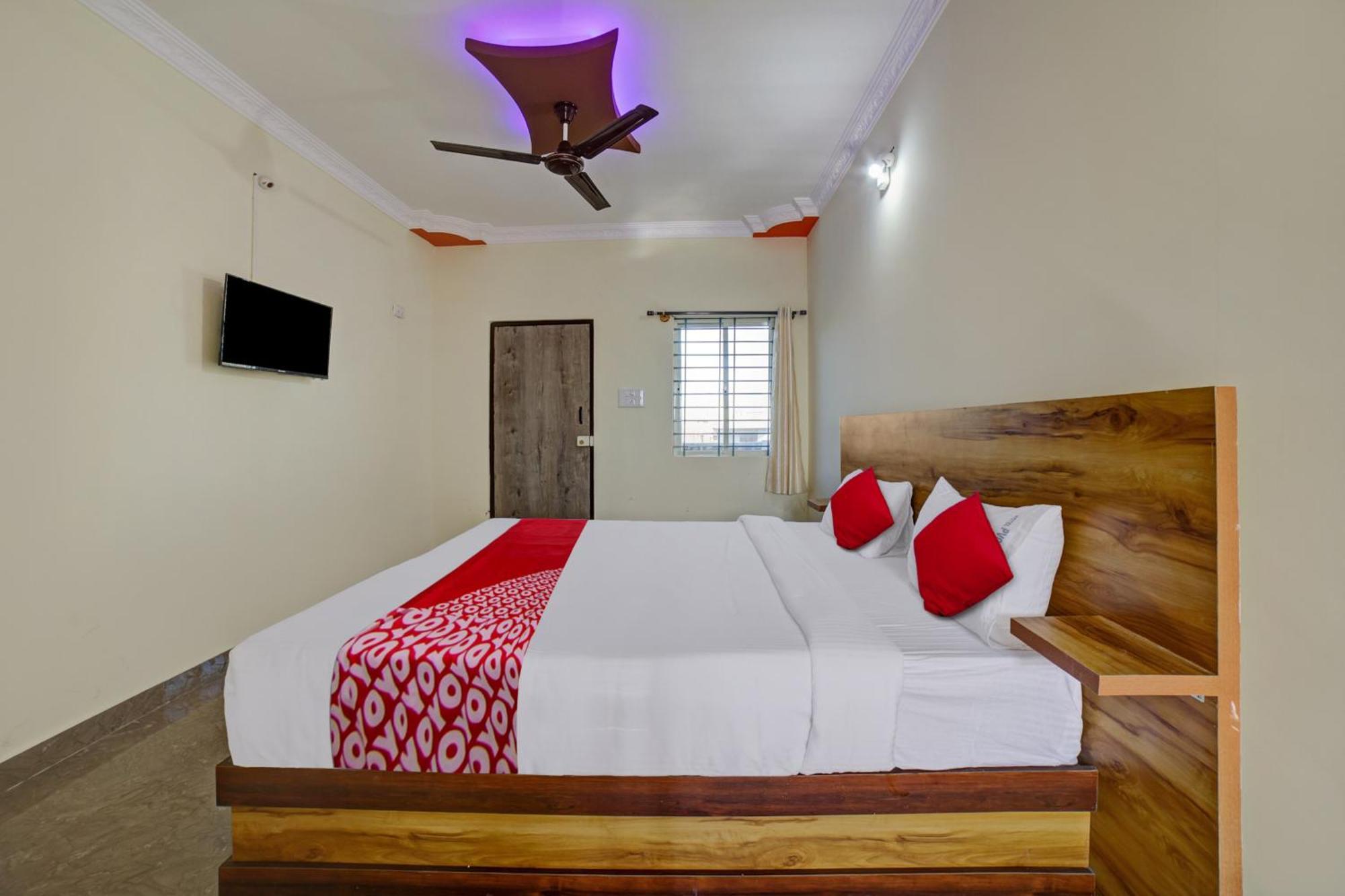 Oyo Hotel Pvg Comfort Chik Bānavar Exteriör bild