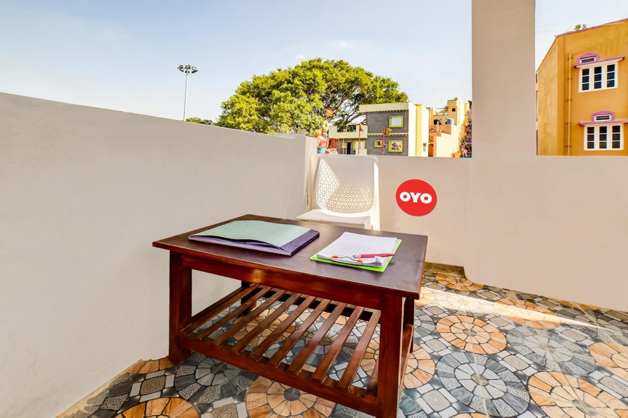 Oyo Hotel Pvg Comfort Chik Bānavar Exteriör bild